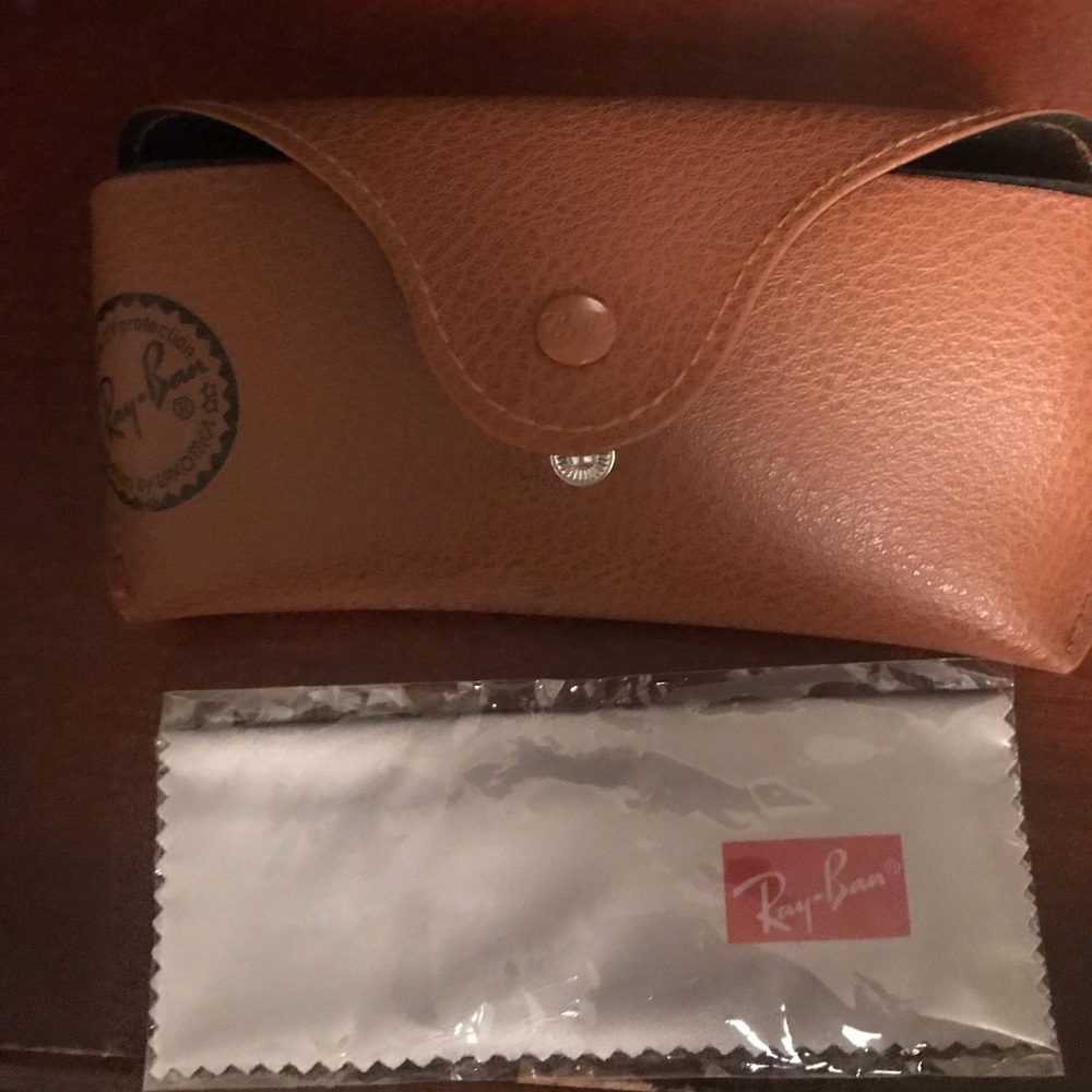 Ray Ban case & cleansing cloth